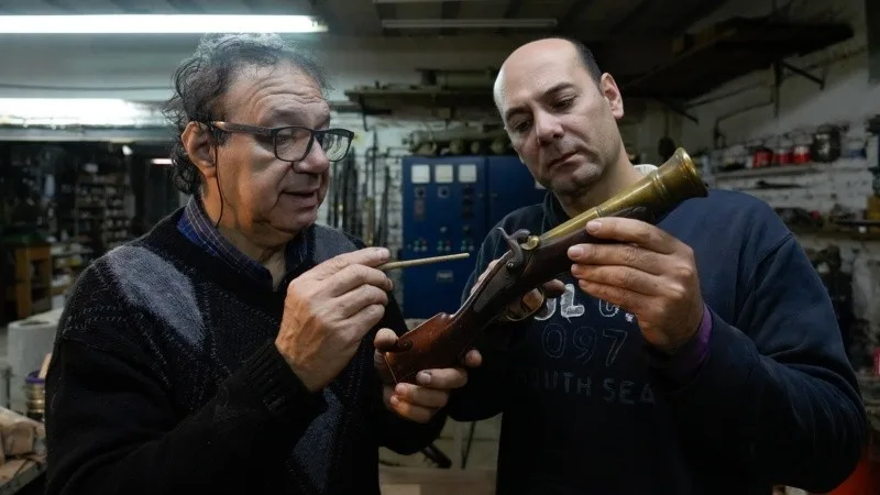 La pistola del general Belgrano, sus misterios y cómo se hizo la réplica en un taller único que existe en Rosario