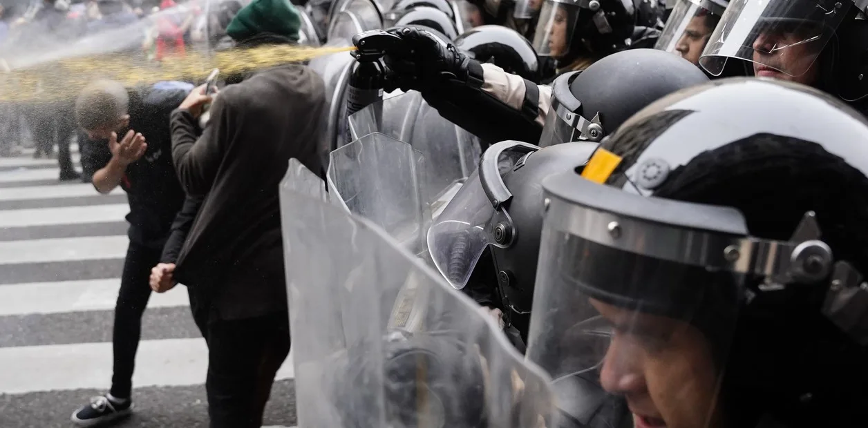 Tensión en el Congreso: la policía desaloja a los manifestantes que protestan contra la Ley Bases