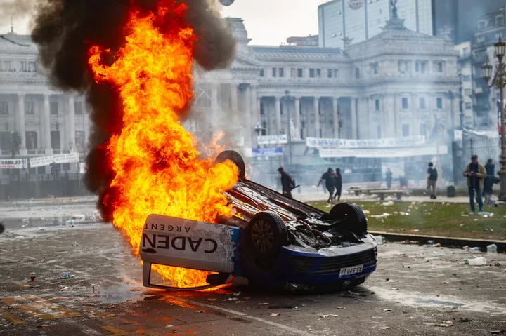 Ley de Bases: manifestantes incendiaron un móvil de Cadena 3 frente al Congreso