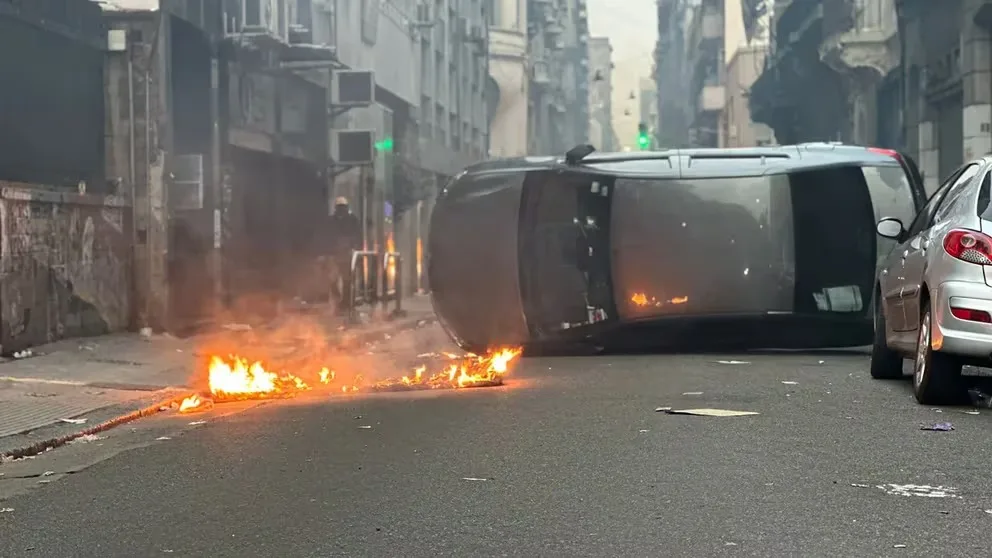 Más violencia frente al Congreso: bombas molotov, dos autos incendiados, enfrentamientos y 18 detenidos