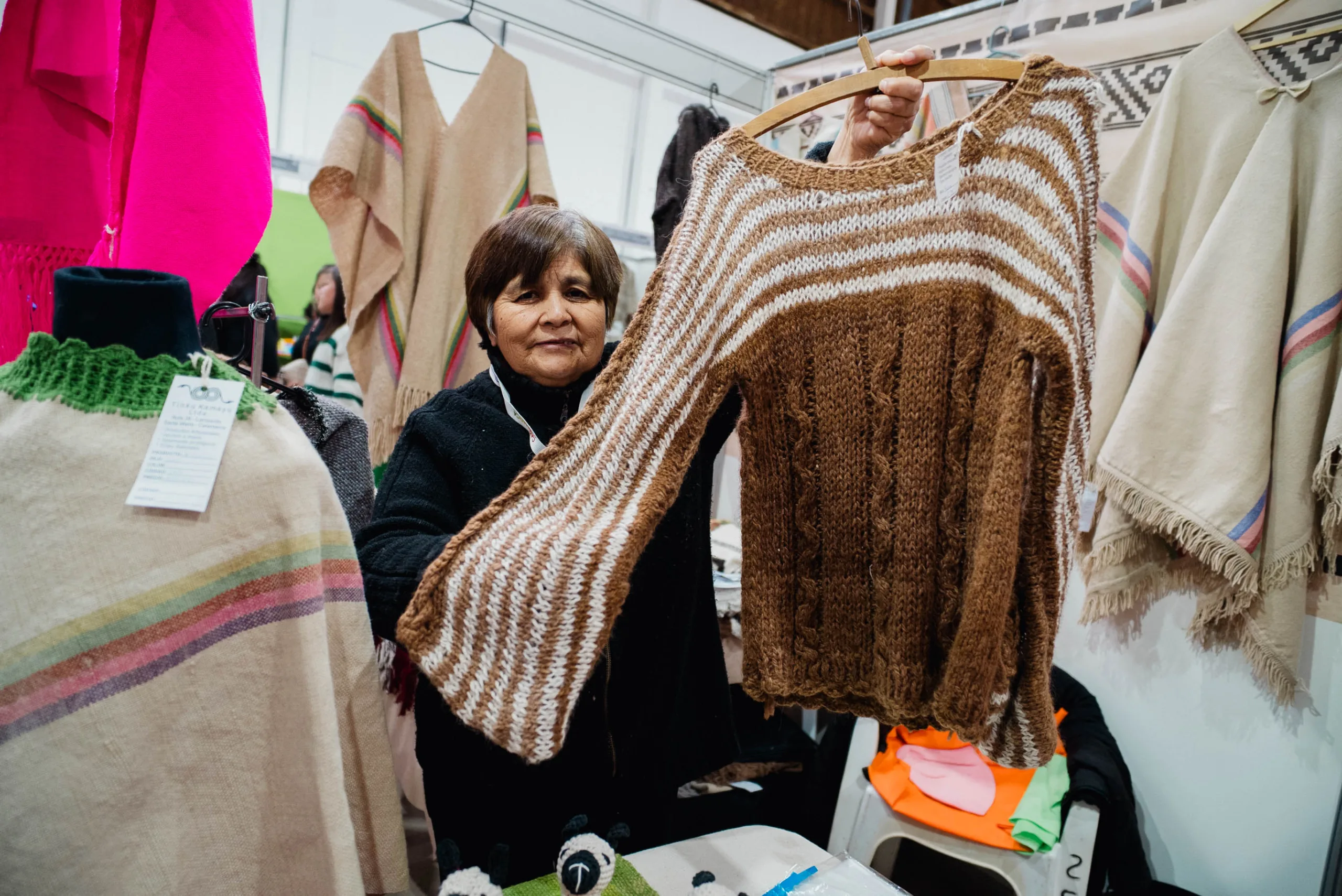 Tejedores Sorprenden con Diseños Sustentables en la 53° Fiesta Nacional e Internacional del Poncho