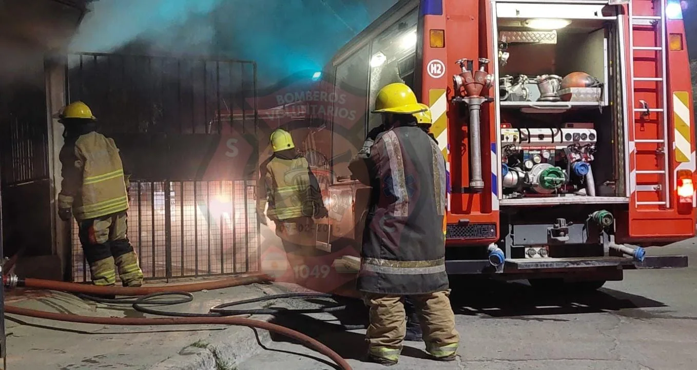 Video: Pavoroso incendio en las Mil Viviendas consumió una casa