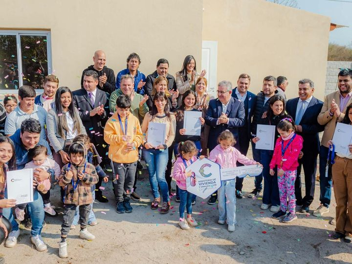 Entrega de 12 viviendas sociales en Los Altos: Un alivio para las familias en tiempos difíciles