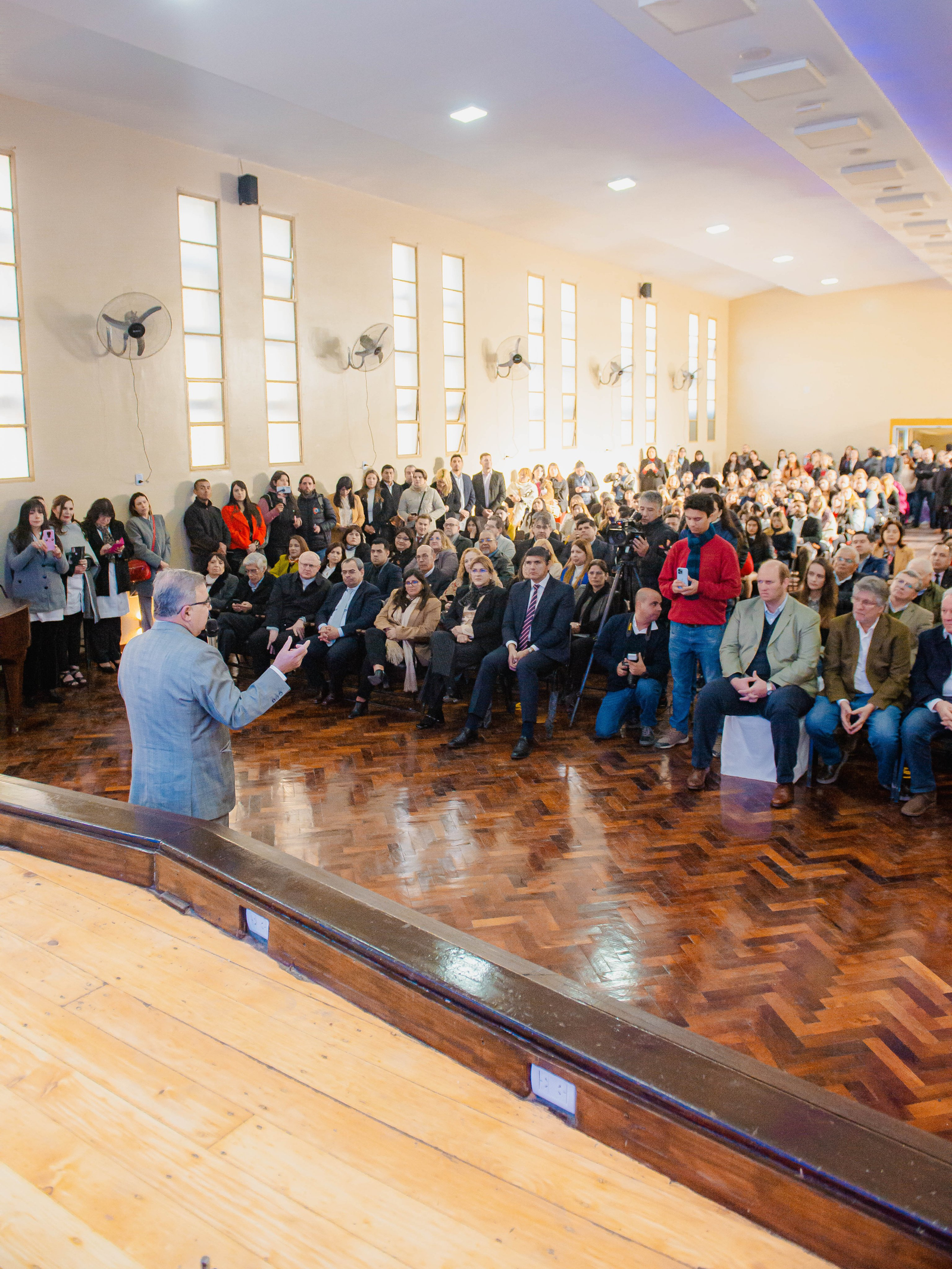 Raúl Jalil celebra la remodelación del Salón de Actos de la Escuela Normal Clara J. Armstrong