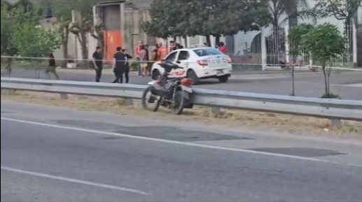 Macabro hallazgo en plena avenida: Motociclista muere con dos disparos y una herida de arma blanca