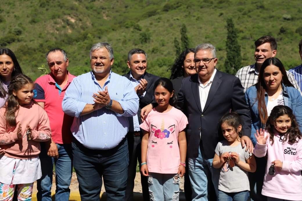 Entregan viviendas y inauguran nueva pasarela en Las Juntas para mejorar la calidad de vida de los vecinos