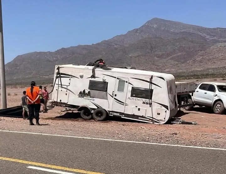 Accidente vial en Ruta Nacional deja dos heridos: una camioneta que remolcaba una casa rodante volcó tras salir de la calzada