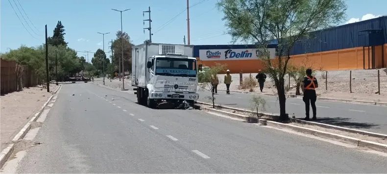 Dos personas fallecieron tras la colisión entre una moto y un camión de reparto en Fiambalá