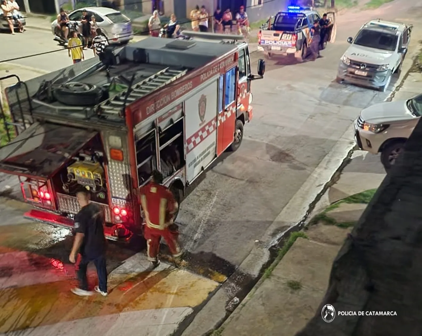 Policías sofocaron un incendio en una vivienda