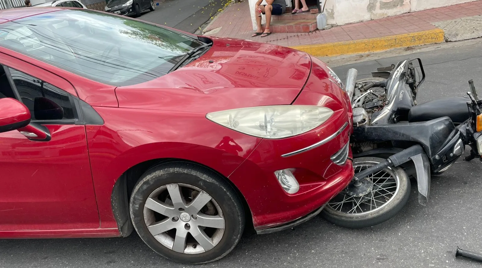 Un auto y una moto protagonizaron un siniestro vial