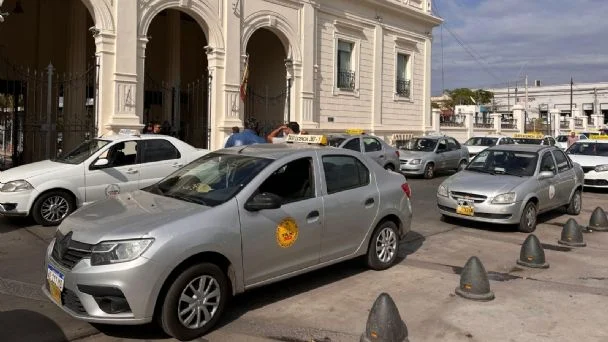 Taxistas y remiseros tendrán un congelamiento de tasas para 2025