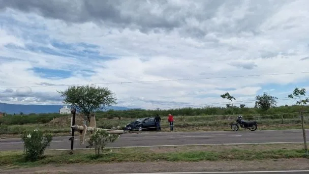 Perdió el control del auto y chocó con un poste de luz