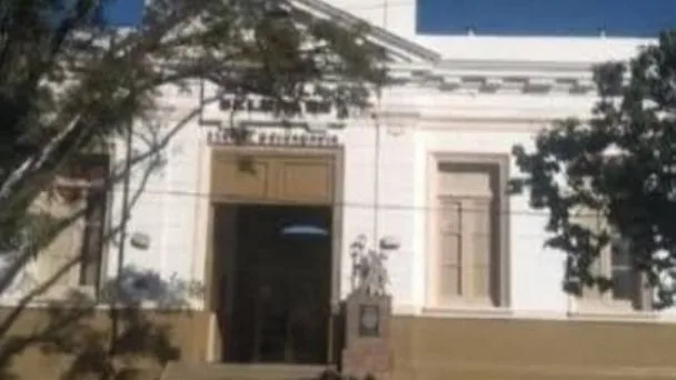 Detuvieron a presunto exhibicionista en el ingreso de una escuela