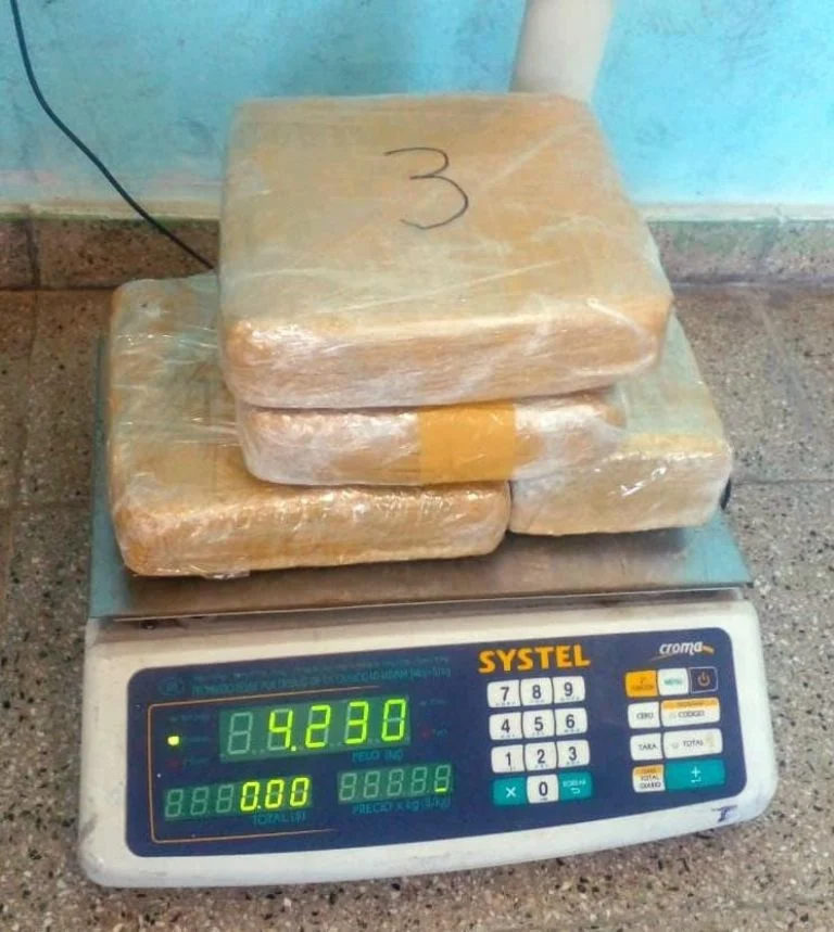 En un control policial secuestran más de 4 kilos de marihuana y detienen a una mujer