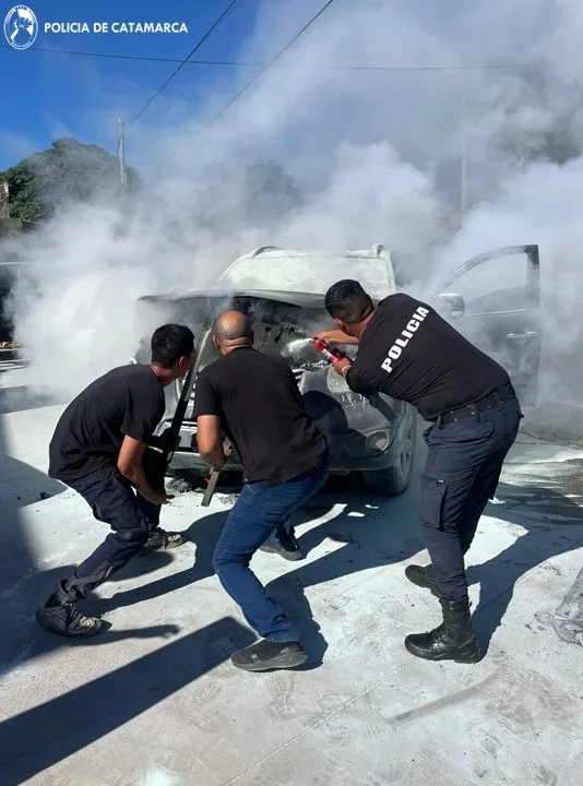 Policías sofocaron un incendio de una camioneta