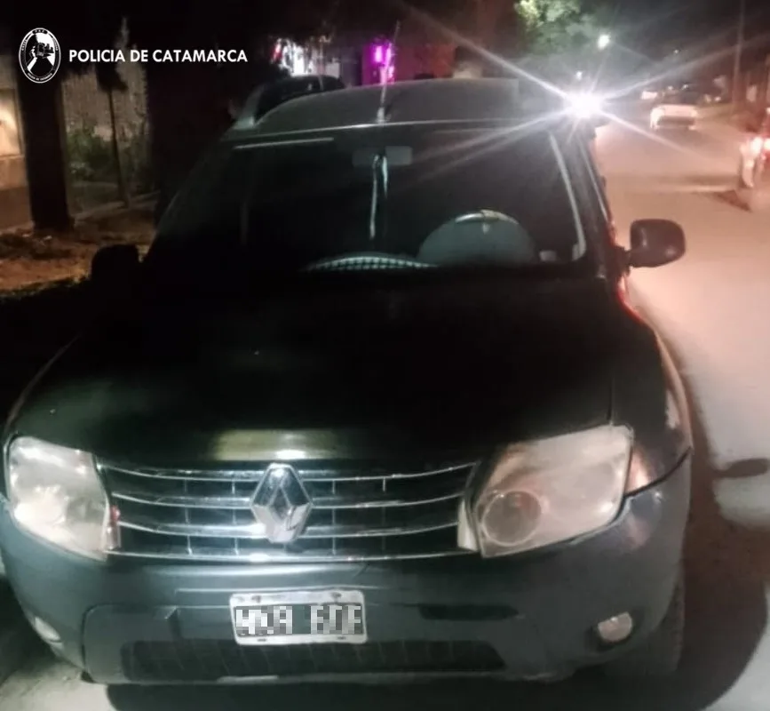 Policías secuestran una camioneta abandonada en Valle Viejo