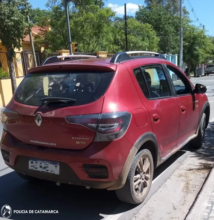 Policías aprehenden a un sujeto sospechado de intentar embestir a su expareja y secuestran un automóvil