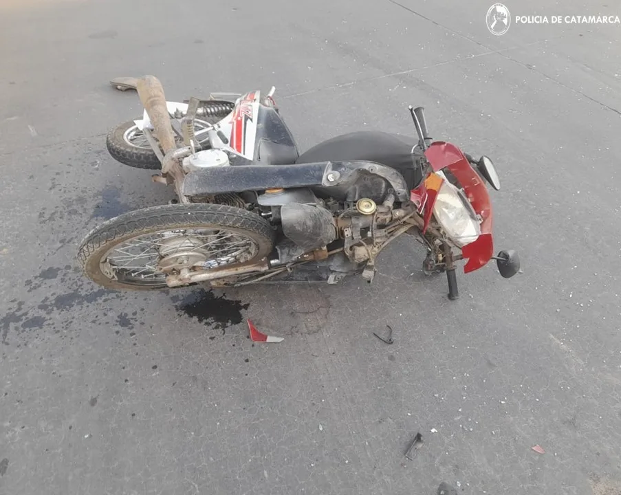 Un auto y una moto colisionaron