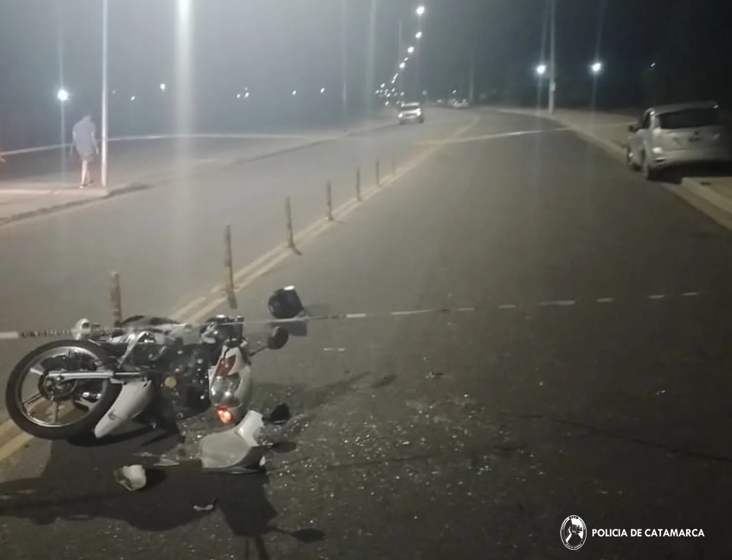 Una moto y un auto colisionaron