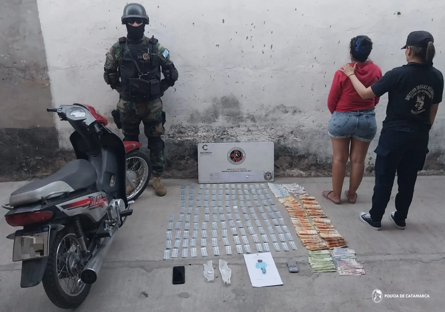 Policías detienen a una joven, secuestran varios elementos y más de un millón y medio de pesos en el Norte de la Capital