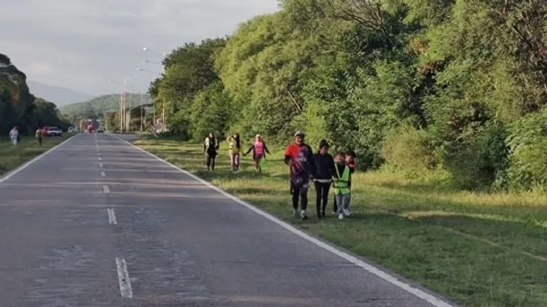 Por presencia de peregrinos en borde de calzada, transitar con precaución por rutas nacionales 38 y 64