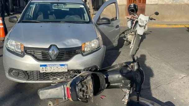 Lo encandiló el sol y chocó a una motociclista