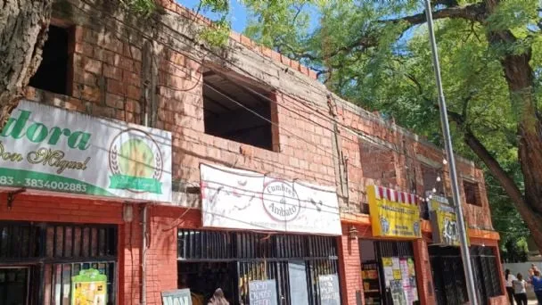 Denuncian criadero de porcinos en zona comercial de Valle Viejo: el mal olor afecta las ventas