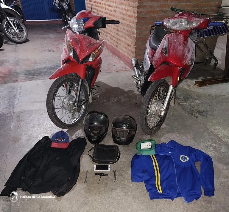 En el norte de la Capital policías recuperan una motocicleta sustraída en Fray Mamerto Esquiú y aprehenden a los presuntos autores