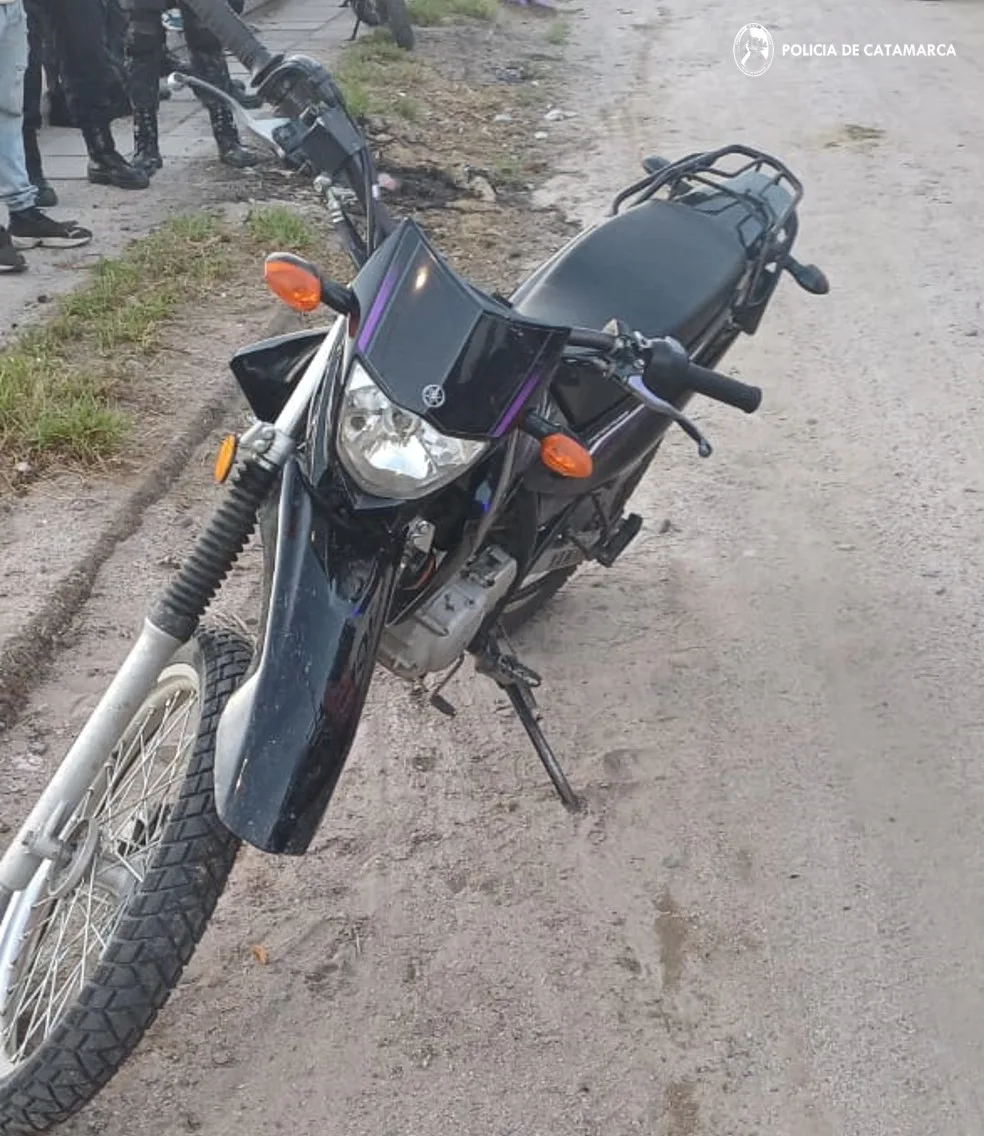 Dos sujetos sospechados de cometer un arrebato fueron aprehendidos y una moto secuestrada