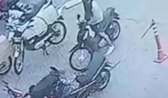 Robo en un supermercado: un delincuente sustrajo una motocicleta en segundos