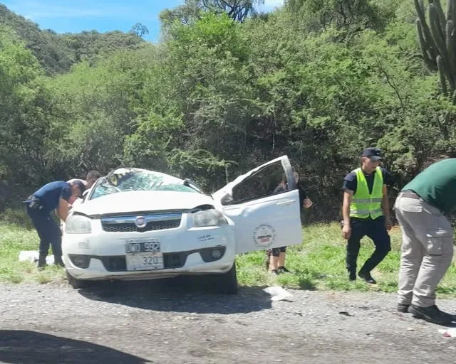 Vuelco de un remis en Ruta Nacional Nº 38: trabajan en el lugar servicios de emergencia