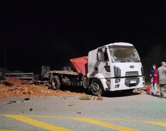 Grave siniestro vial en la Ruta Nacional 38: volcó un camión cargado con ladrillos en la Cuesta del Totoral