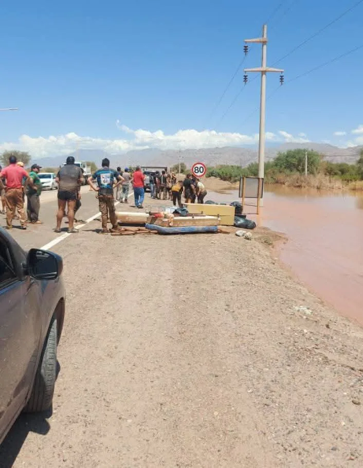 Inundación en el barrio Retiro de Fiambalá: vecinos intentan salvar sus bienes