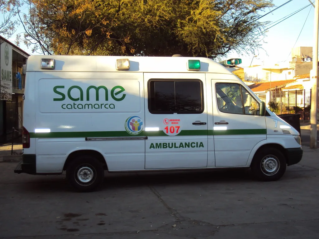 Empleado municipal sufrió grave accidente mientras trabajaba en una escuela de Alijilán