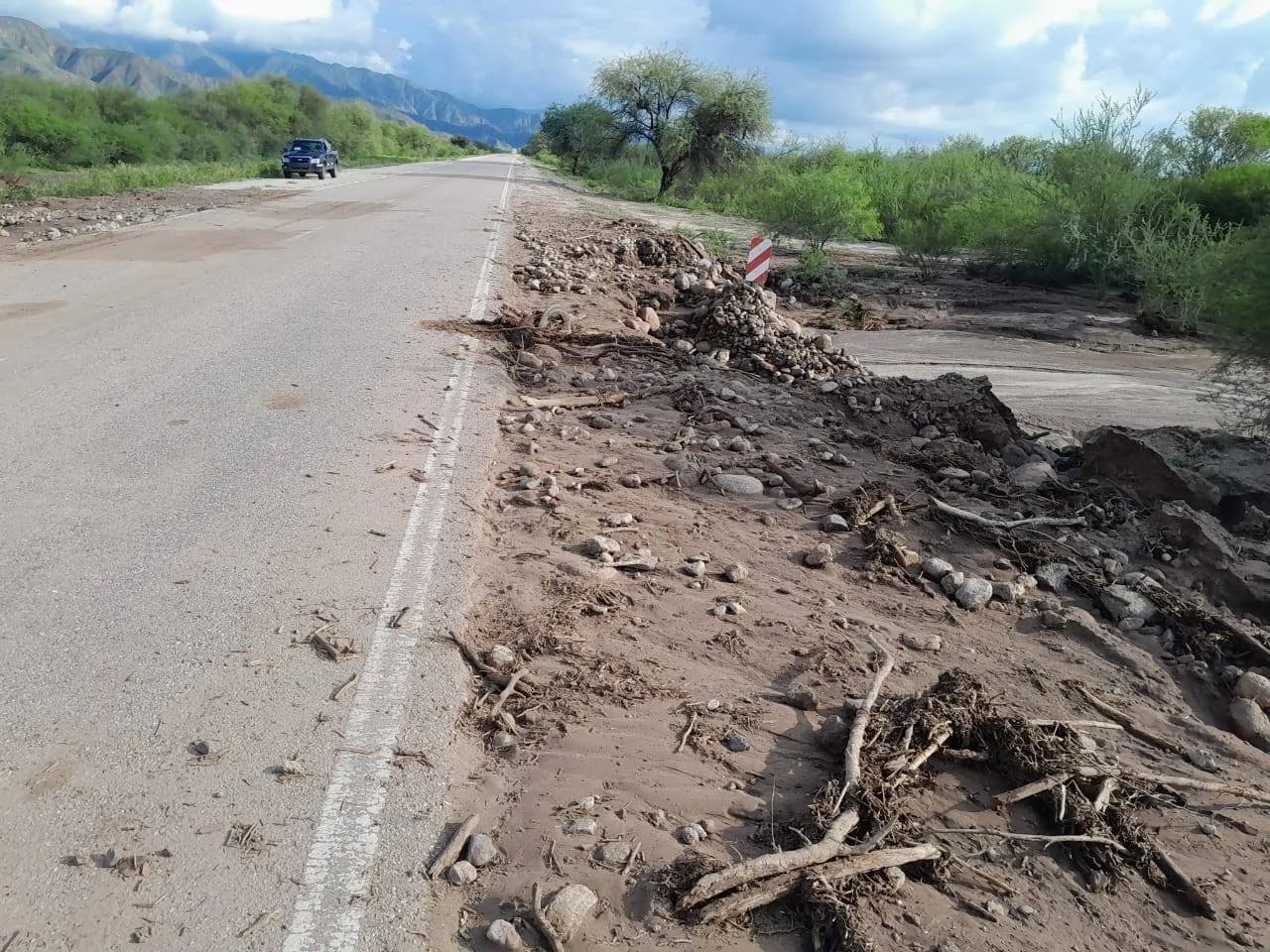 Precaución en Ruta Nacional 40: presencia de material de arrastre y erosión en banquinas