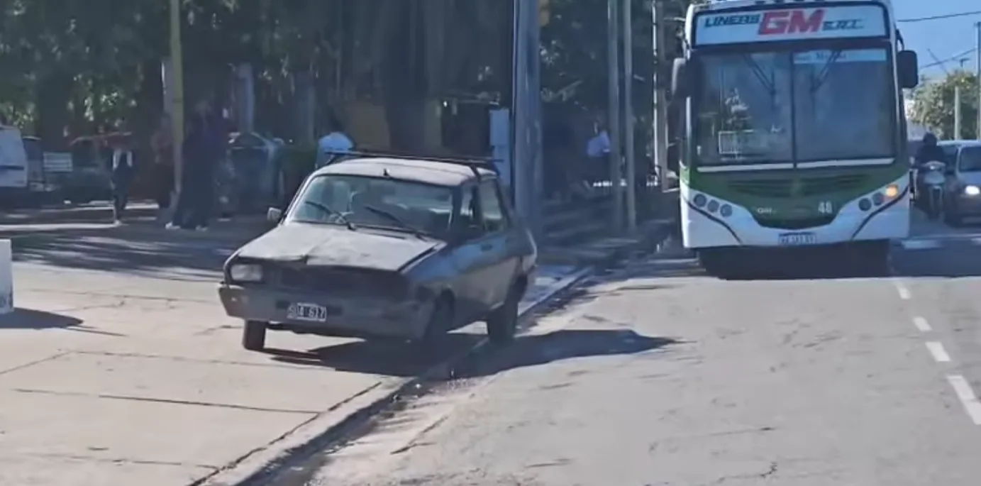 Choque múltiple en avenida Belgrano: tres vehículos involucrados y daños materiales
