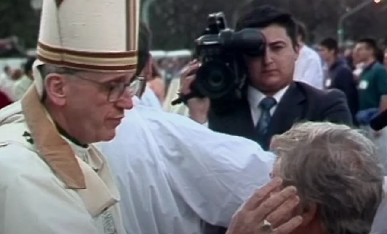 Un emotivo video resume la vida de Francisco desde su infancia hasta su elección como Papa