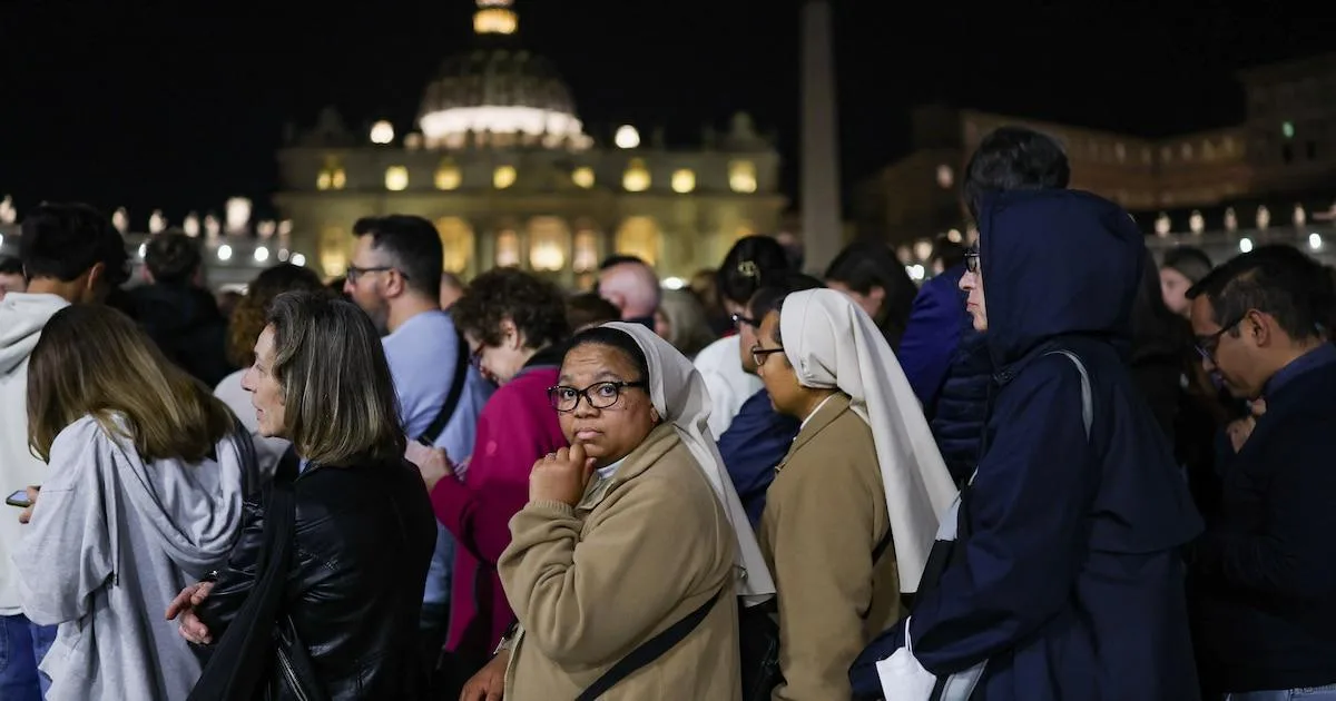Multitudinaria despedida al Papa en la basílica de San Pedro durante su primer día de velatorio