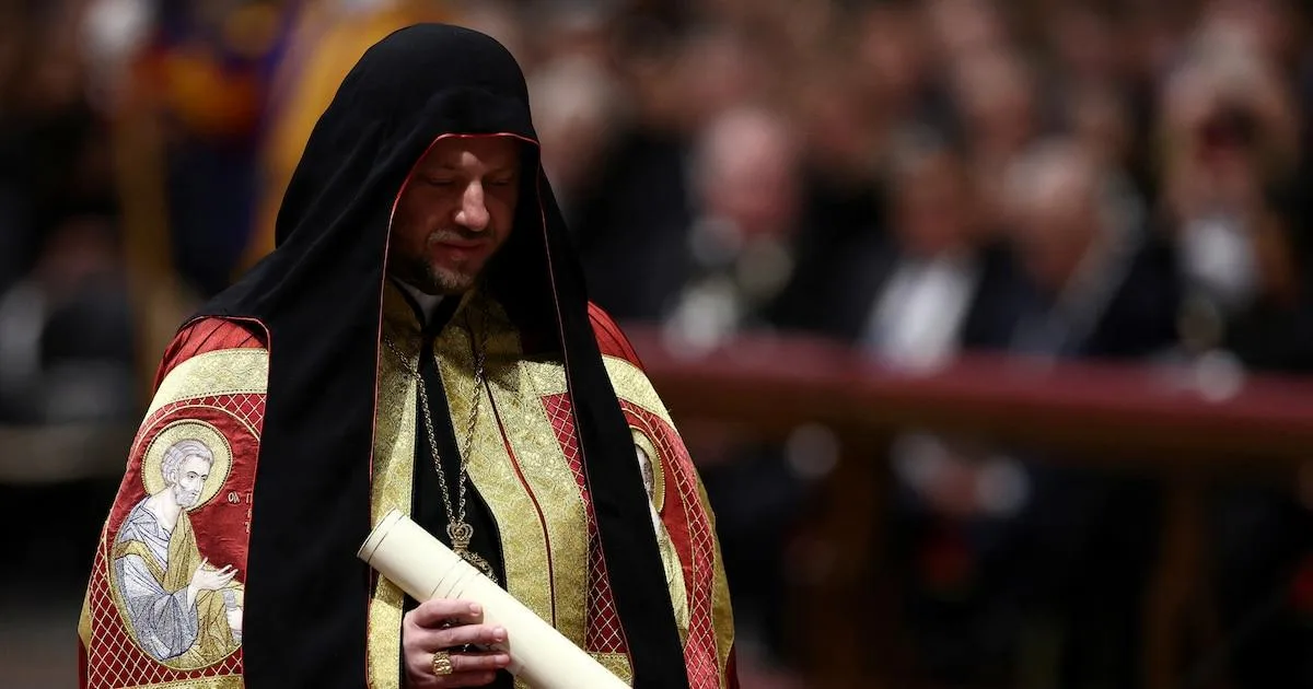 El cardenal más joven participará en la elección del nuevo papa tras el fallecimiento de Francisco