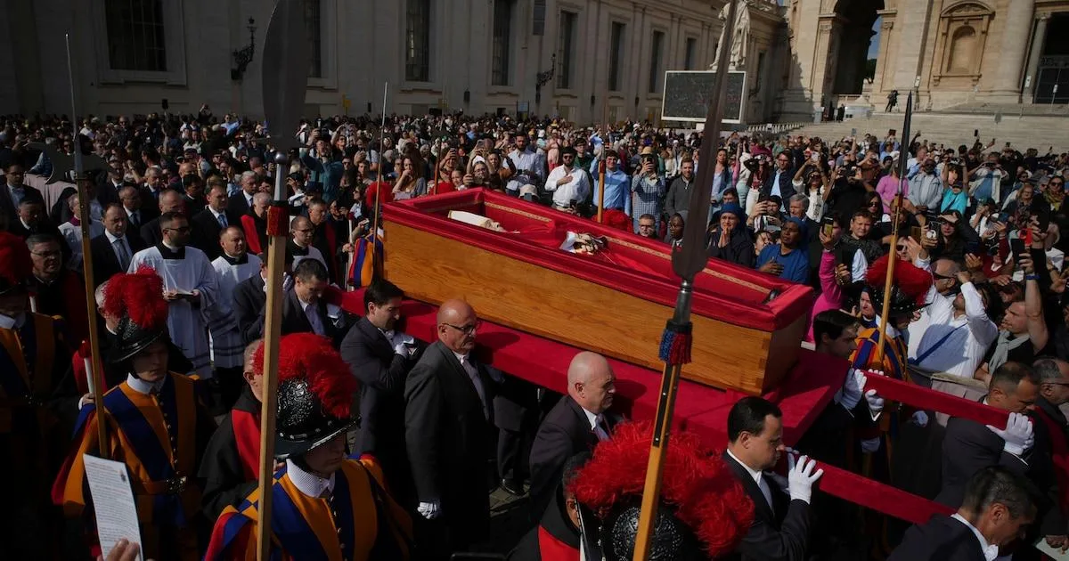 El cortejo fúnebre del papa Francisco recorrerá 6 km por Roma en un emotivo trayecto