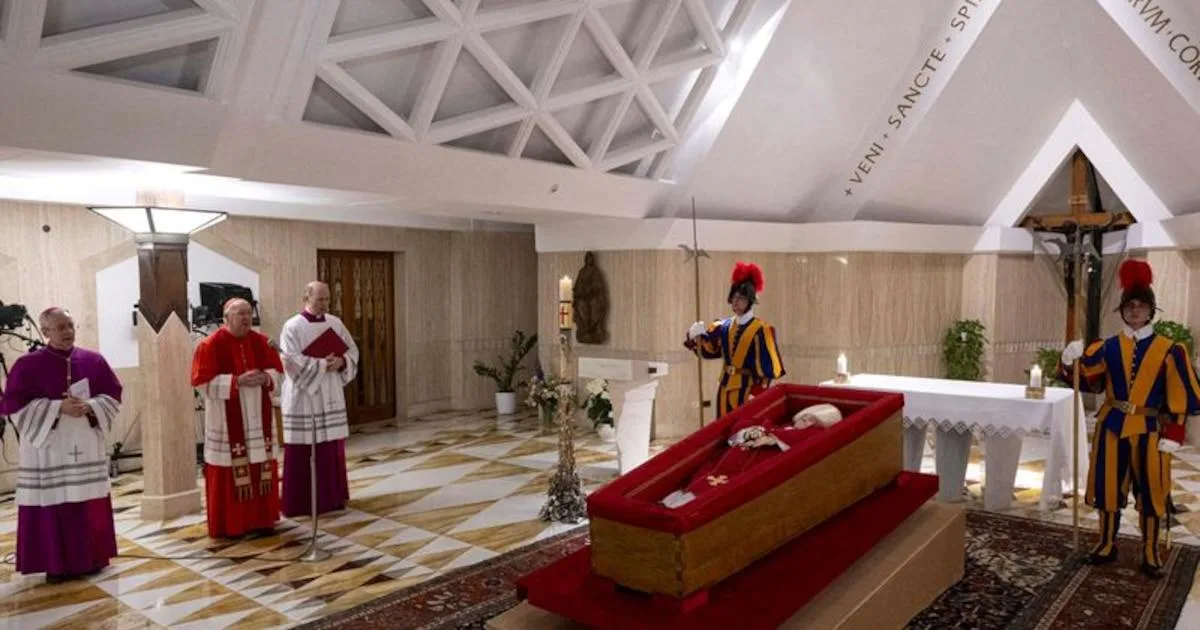 Detalles del velatorio privado de Francisco: respeto y oración por el papa difunto