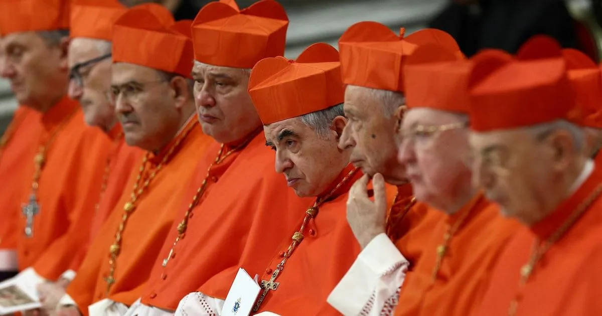El dilema del cardenal Becciu en el cónclave: incertidumbre sobre su participación