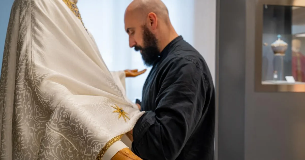 Entrevista exclusiva con el sastre del Papa: El arte de crear vestiduras sagradas y la historia detrás de la mitra para la sepultura
