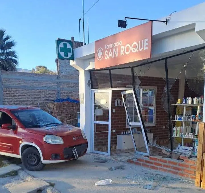 Conductor perdió el control y estrelló su auto contra una farmacia en Santa María