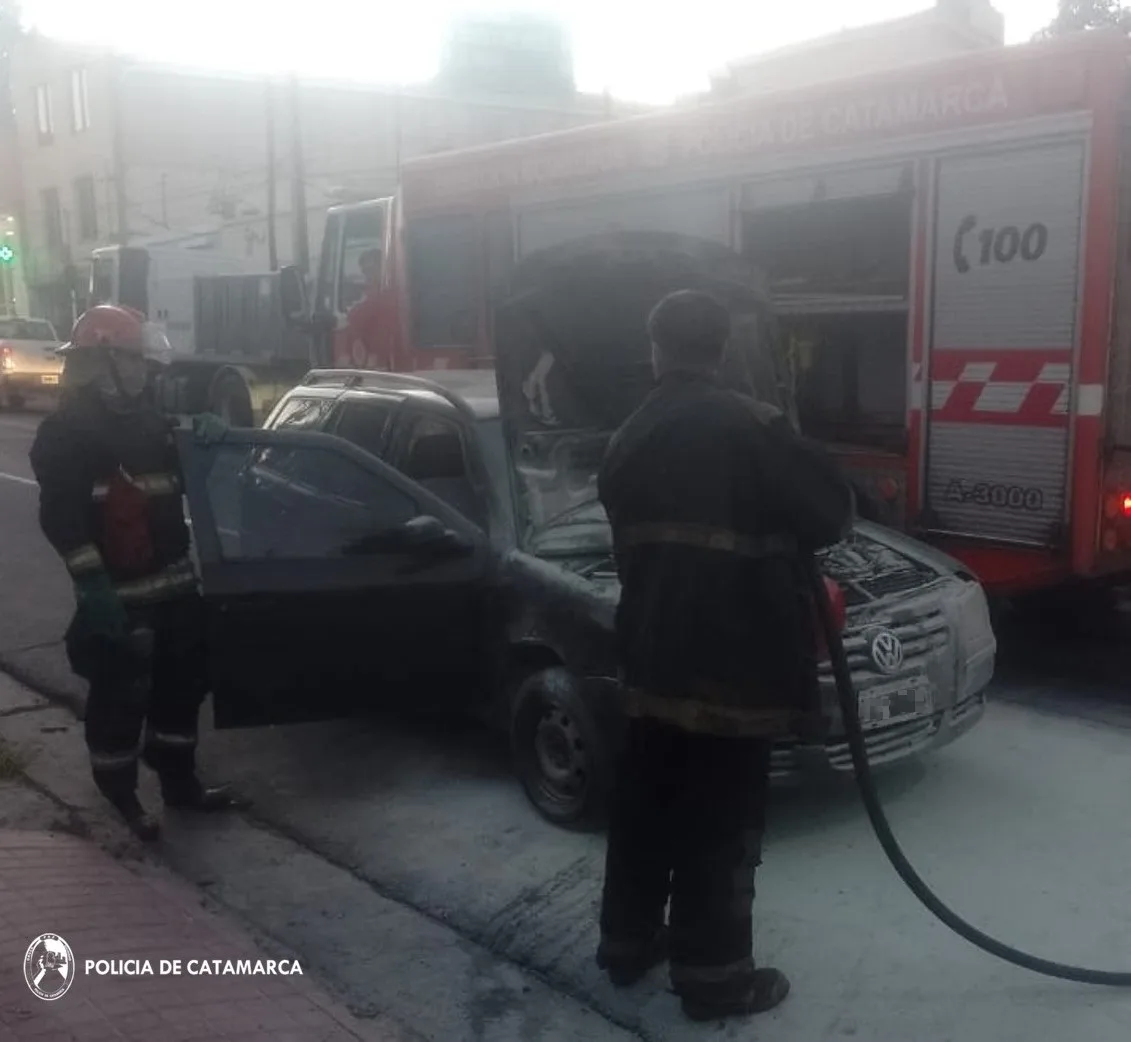 ¡Susto en plena avenida Belgrano! Un auto se incendió en marcha y generó alarma