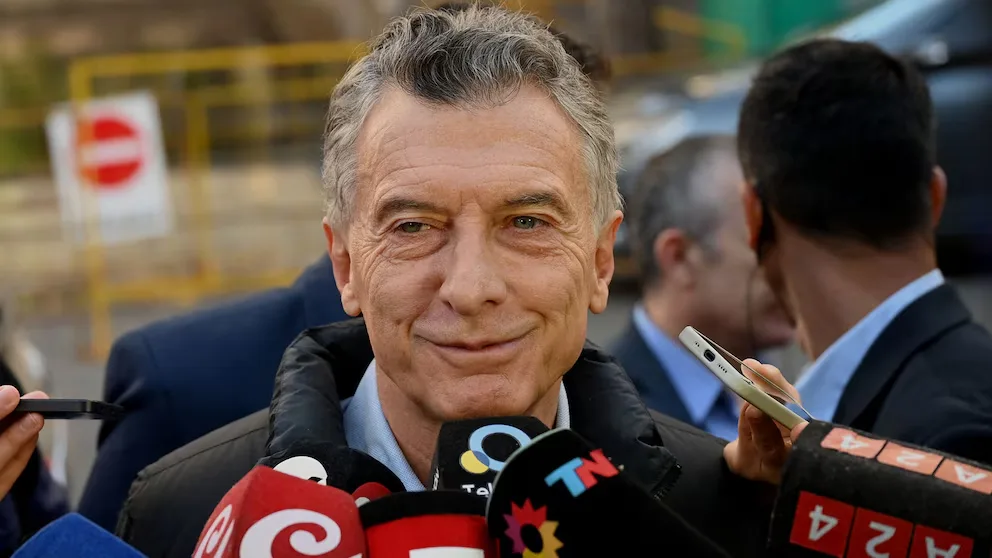 Macri abandonó el país tras la histórica derrota del PRO y en plena crisis interna