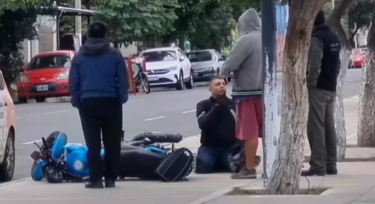 Motociclista derrapó y sufrió lesiones en el sur de la Capital