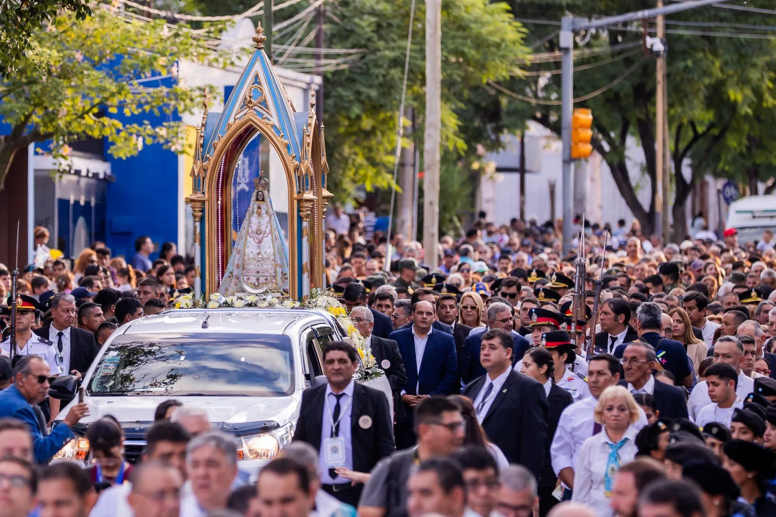 Saadi acompañó la procesión de la Virgen del Valle y pidió protección para el pueblo catamarqueño