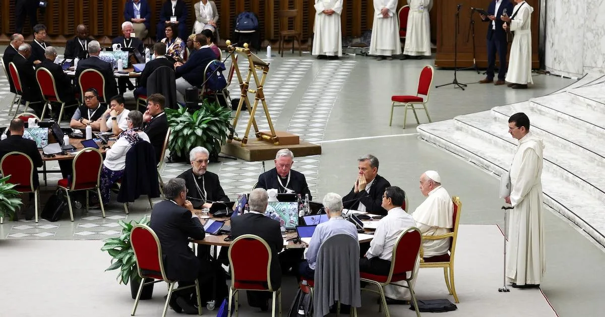 El cónclave papal bajo la lupa de la sinodalidad: desafíos y tensiones en el Vaticano