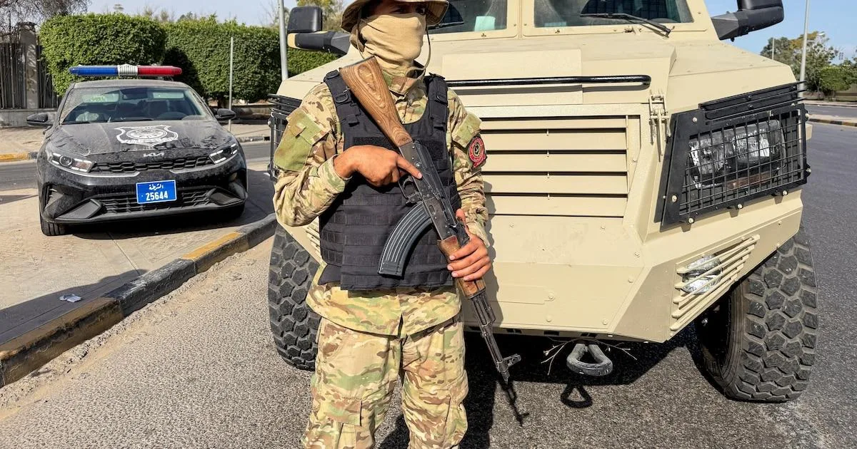 Imágenes impactantes de combates a bordo de camionetas en Libia: la guerra retrocede